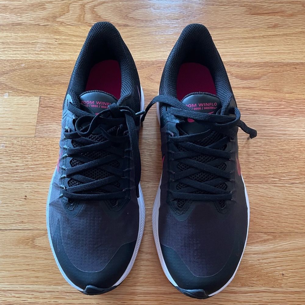 NIKE Women’s Zoom Winflow Running Shoe, Size 7 in Black